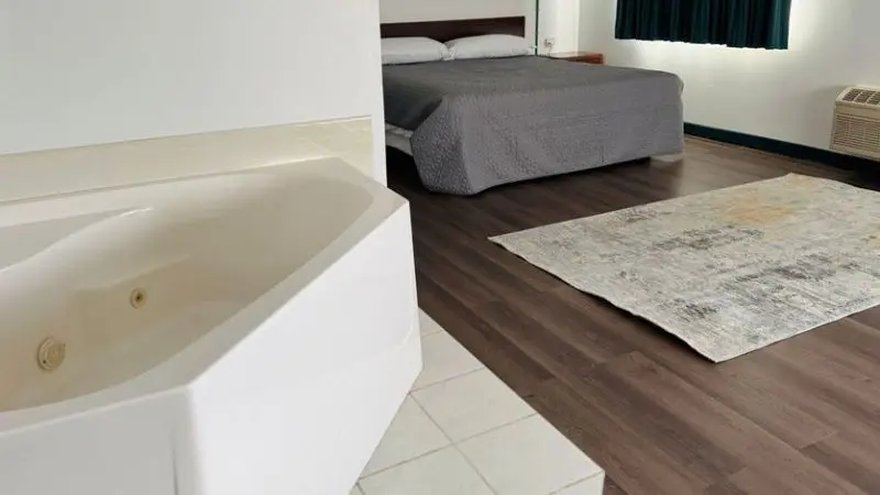 Hotels with jacuzzi in room in Dell Rapids