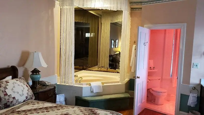 Hotels with jacuzzi in room in Bird In Hand