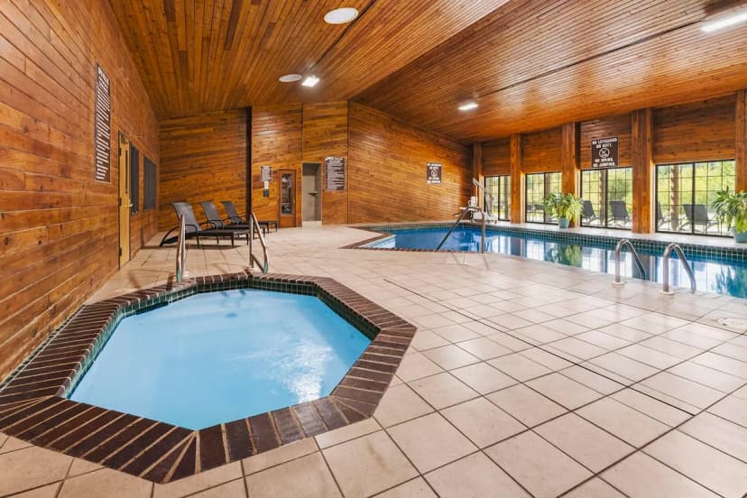 Hotels with jacuzzi in room in Hamilton