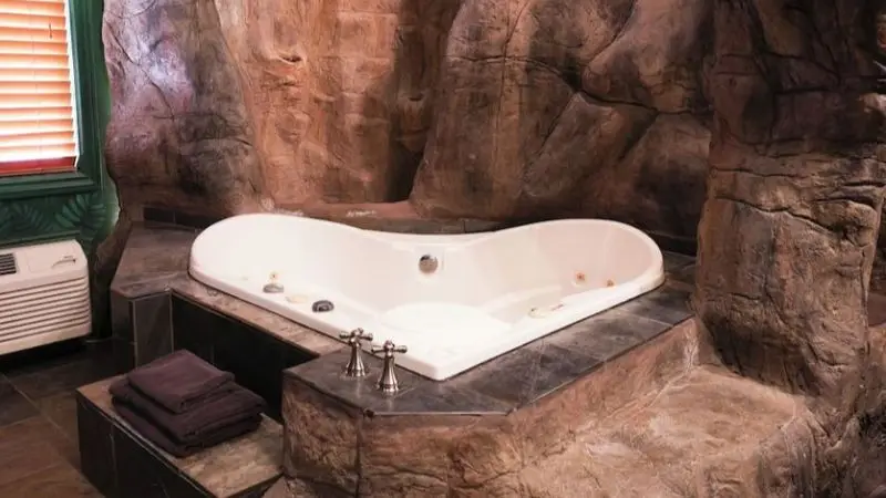 Hotels with jacuzzi in room in Pocatello