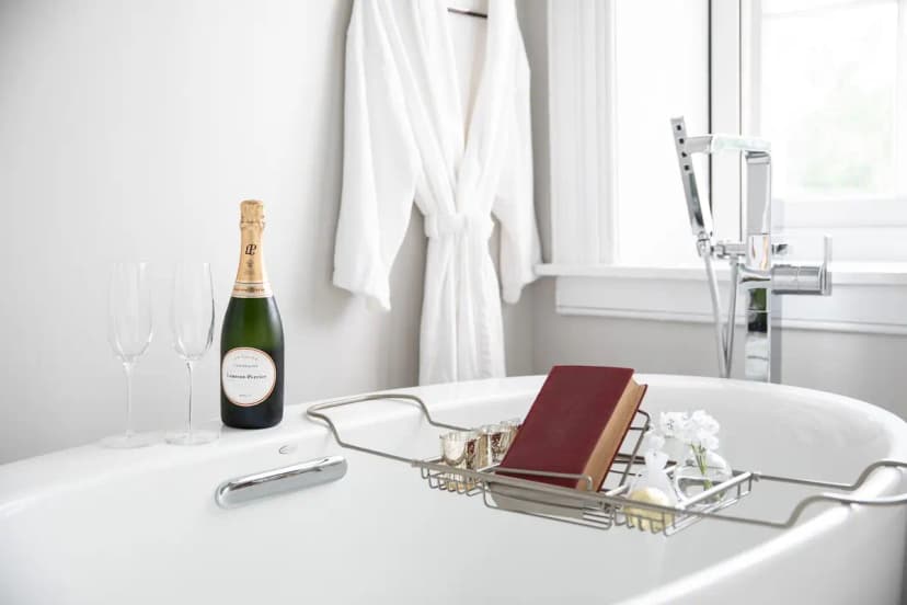 Hotels with jacuzzi in room in Staunton