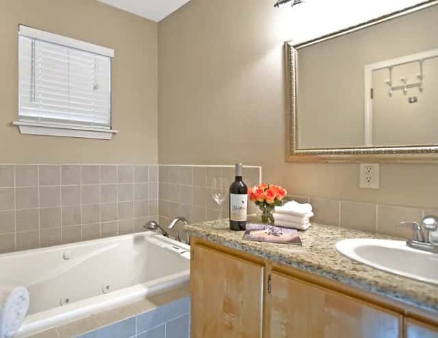 Jetted bathtub