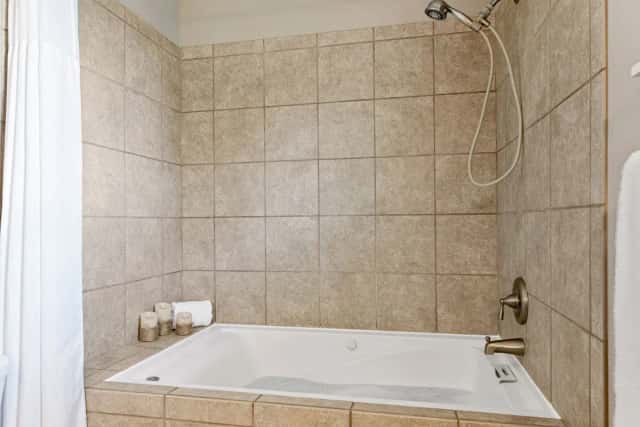 Deep soaking bathtub
