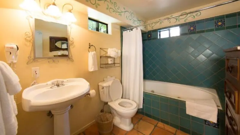 Hotels with jacuzzi in room in Ojai