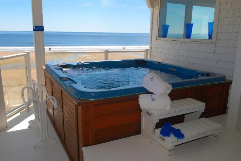 Hotels with jacuzzi in room in Plum Island