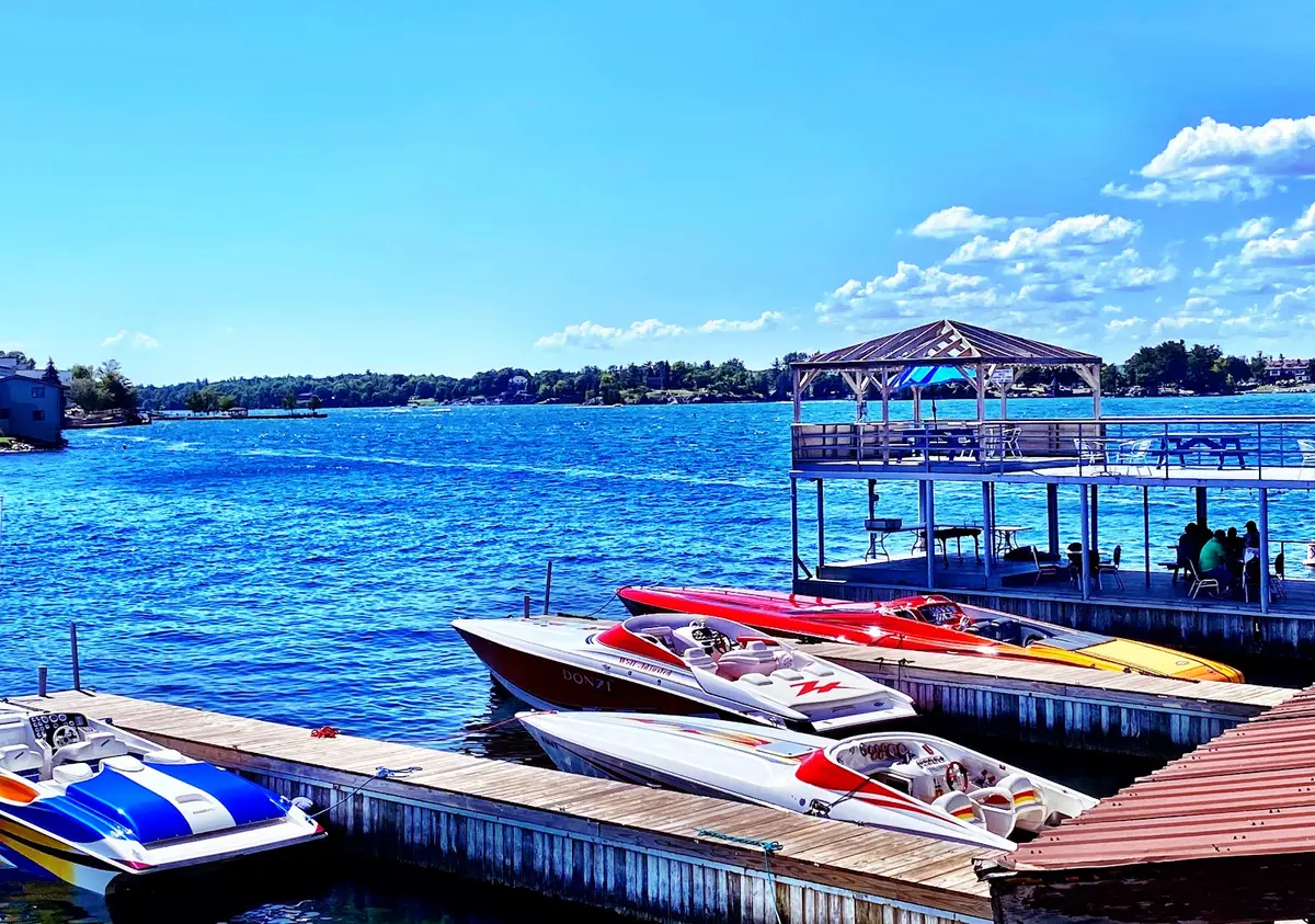Hotels in Alexandria Bay with a jacuzzi in the room