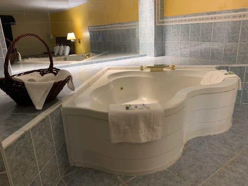 Hotels with jacuzzi in room in Westminster