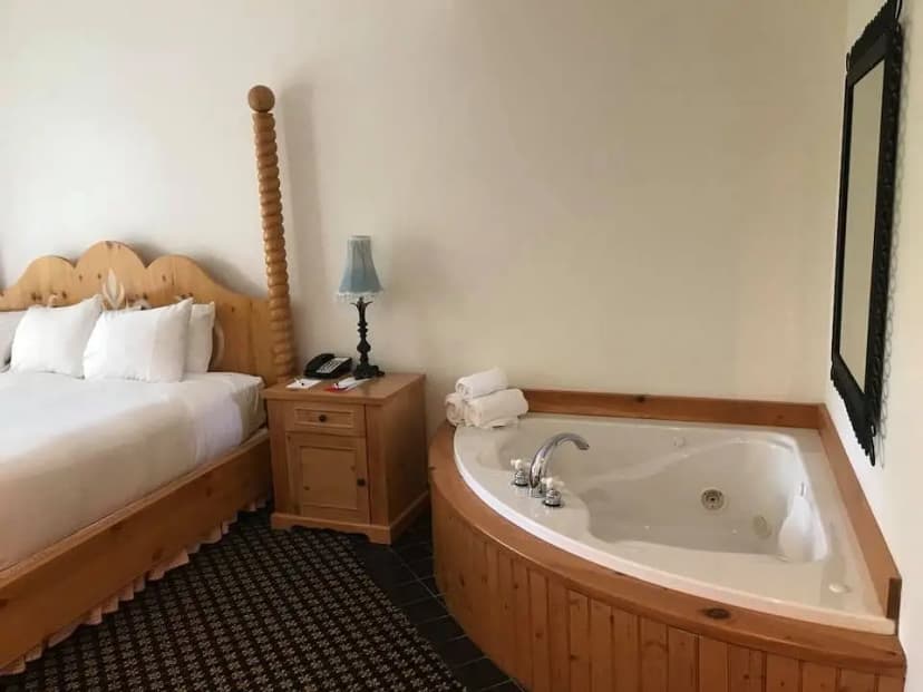 Hotels with jacuzzi in room in Boyne Falls