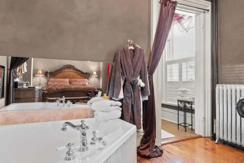 In-room hot tub at Braywood Inn in Oshkosh, WI