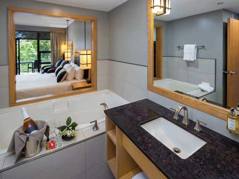 Hotels with jacuzzi in room in Central Saanich