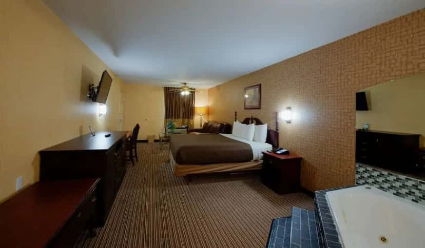 In-room hot tub at Brentwoodinn & Suites in Glen Allen, VA