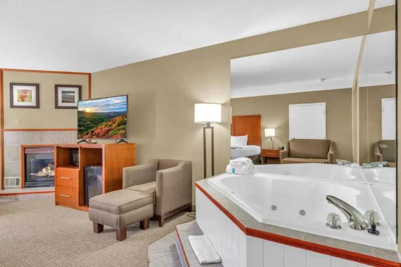 In-room hot tub at Bristol Arcadia Inn in Bristol, PA
