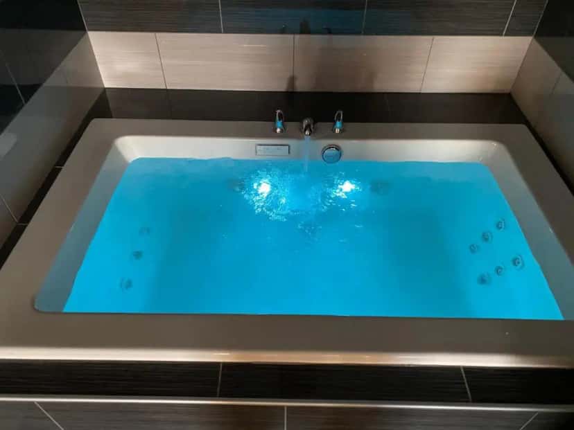In-room hot tub at Budget Inn in Brea, CA