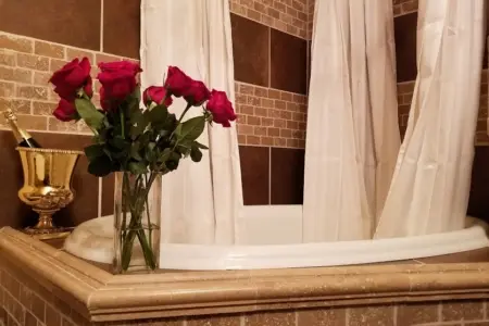 Deep soaking bathtub at Buffalo Harmony House Bed & Breakfast