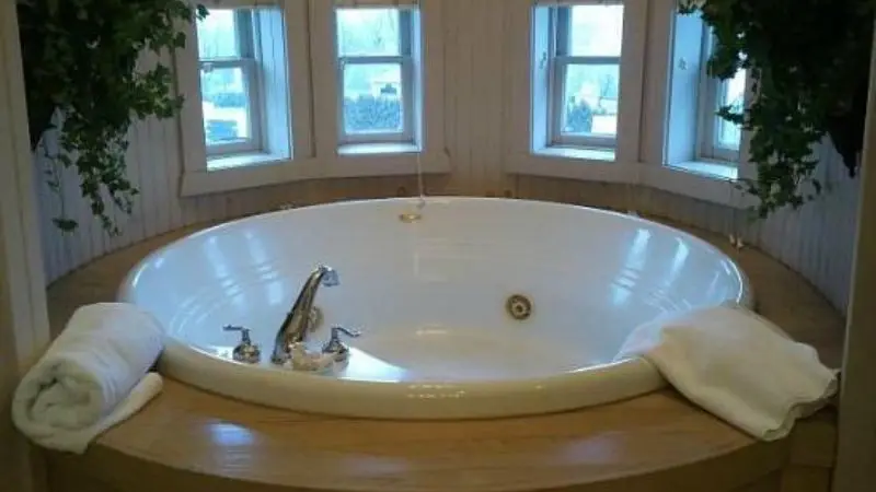 Hotels with jacuzzi in room in Sharon