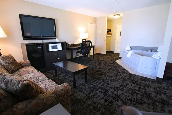 Hotels with jacuzzi in room in Thief River Falls