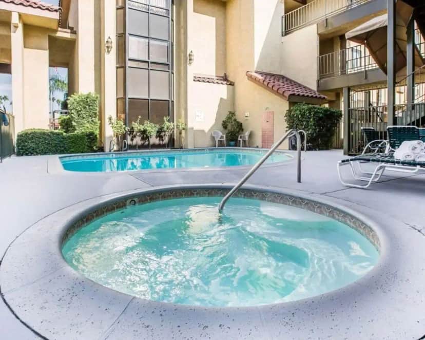 a hot tub in the middle of a courtyard at California Inn and Suites Bakersfield in Bakersfield
