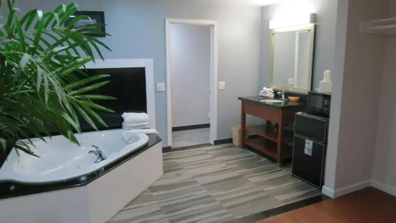 Hotels with jacuzzi in room in Calimesa