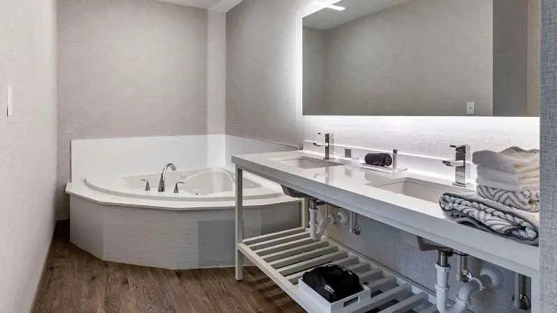 Hotels with jacuzzi in room in South Windsor