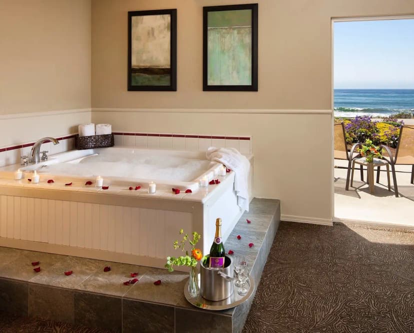 Hotels with jacuzzi in room in Cambria