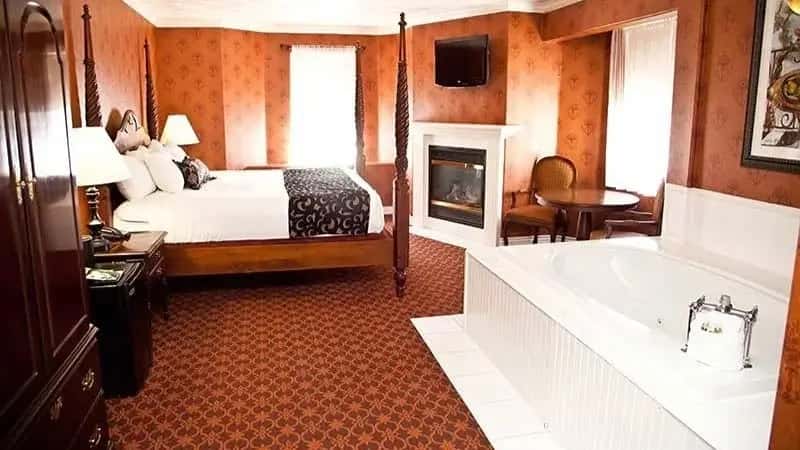 In-room hot tub at Canyons Boutique Hotel in Kanab, UT