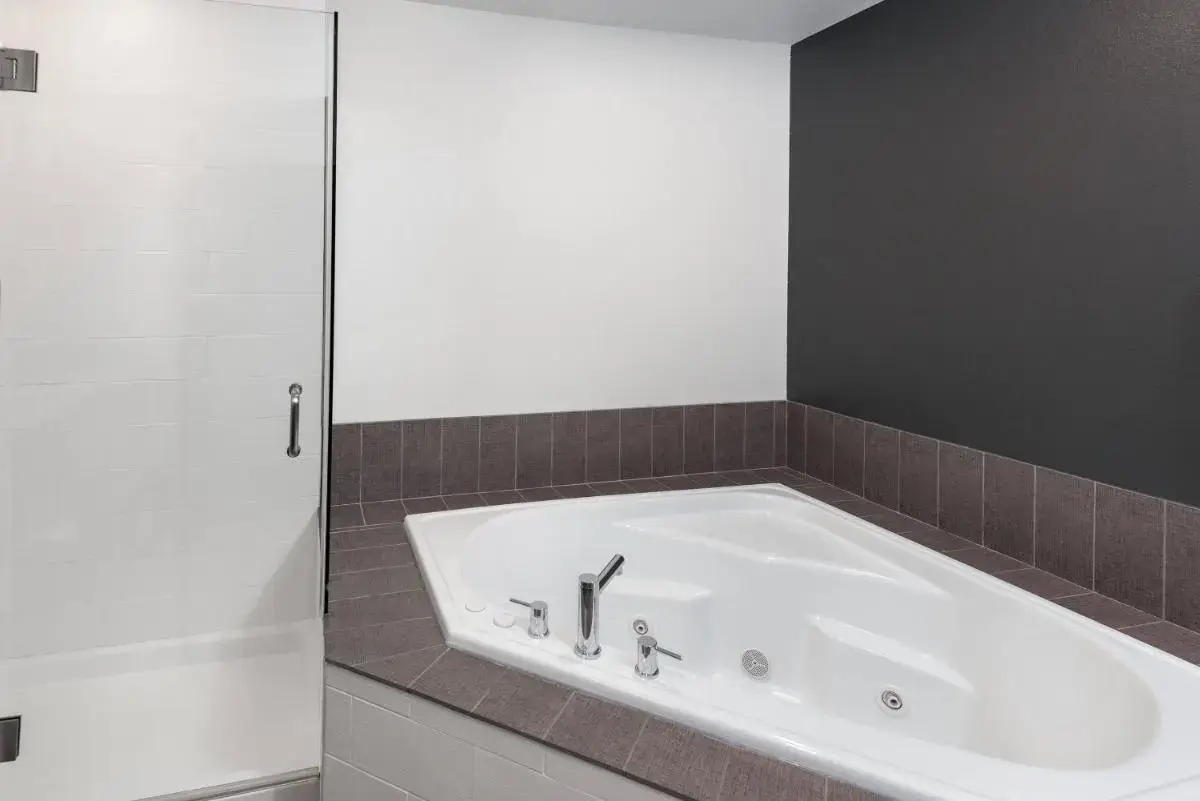 In-room hot tub at Caretta Landing Sarasota, an Ascend Collection Hotel in Sarasota, FL