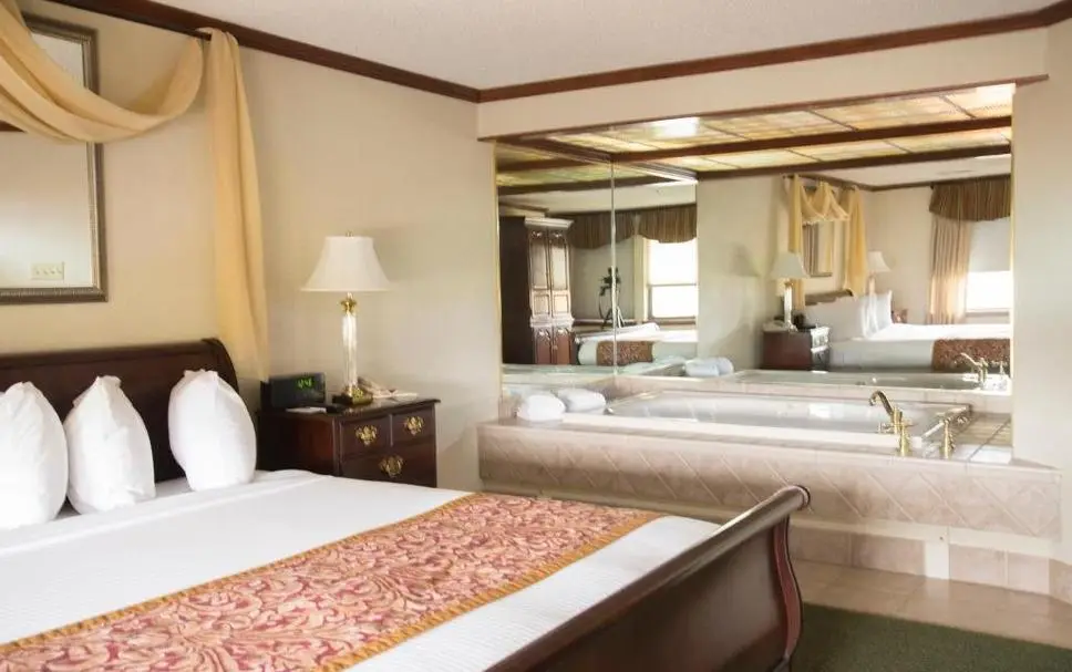 Hotels with jacuzzi in room in Adrian