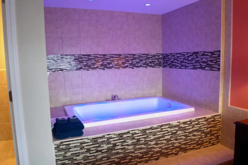 Hotels with jacuzzi in room in Newington
