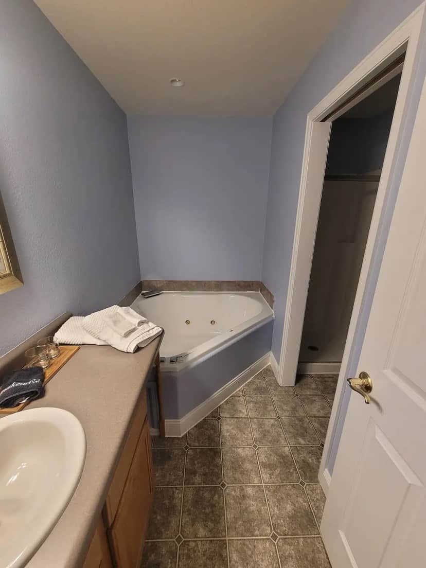 Castle Creek Manor Bed and Breakfast — guest room