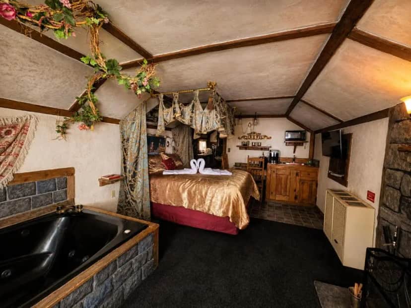 Private in-room jacuzzi in the Robin and Marians at Castle Wood Cottages