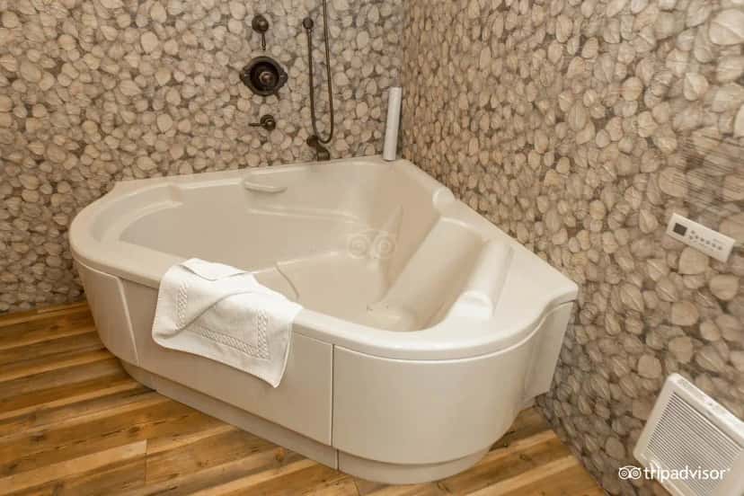 In-room hot tub at Cedar Glen Lodge in Truckee, CA