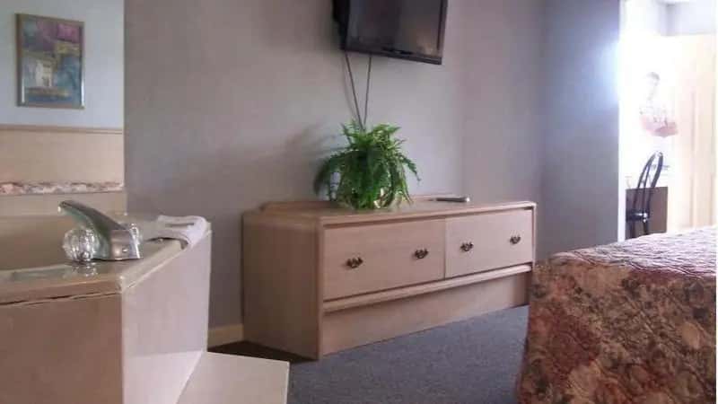 In-room hot tub at Celebration Inn in Lewisburg, TN