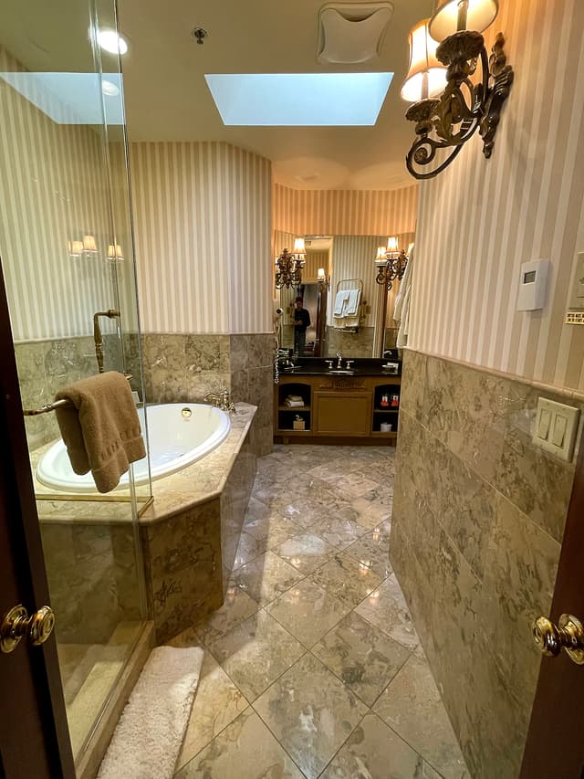 Deep soaking bathtub