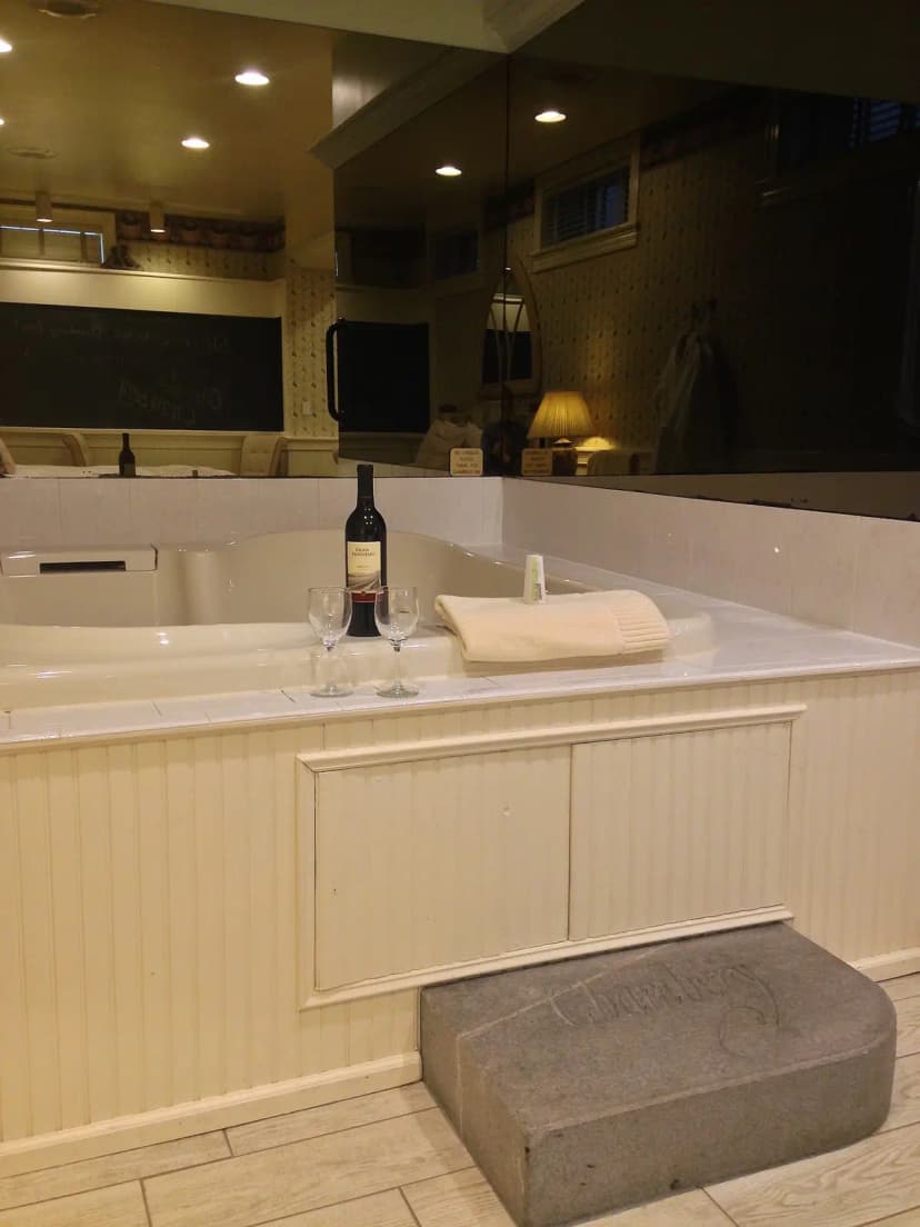 Hotels with jacuzzi in room in Lee