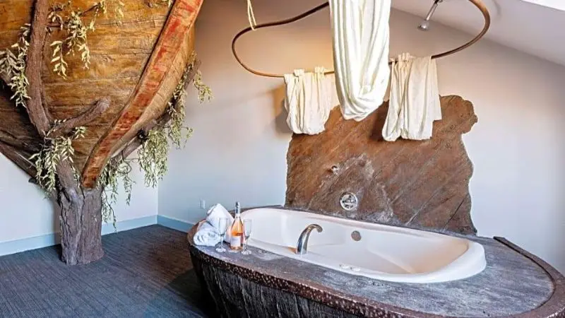 Hotels with jacuzzi in room in Kansas City