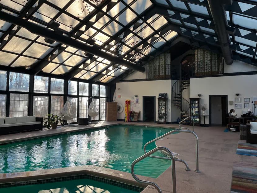 Hotels with jacuzzi in room in Tyngsboro