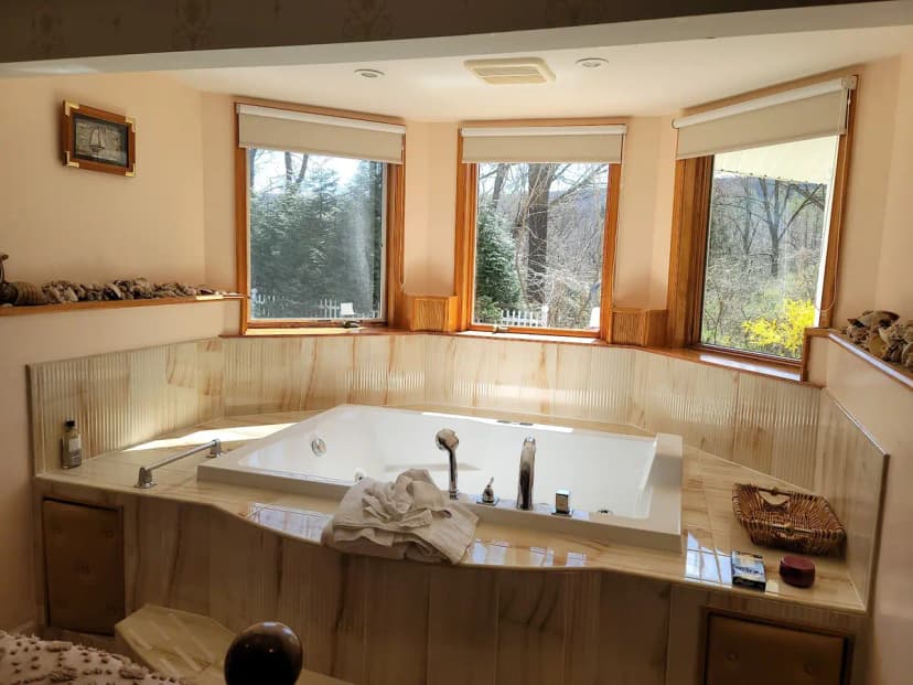 Hotels with jacuzzi in room in Stroudsburg