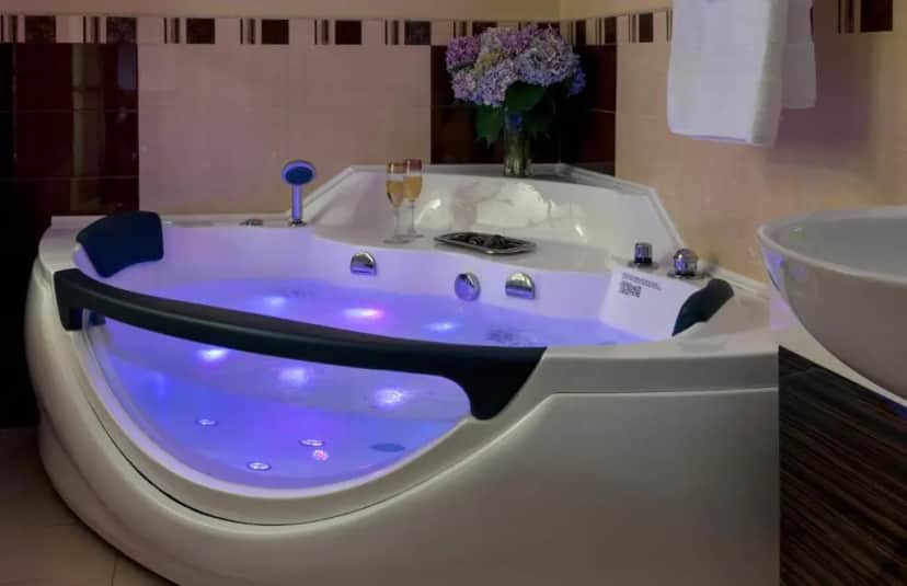 Private in-room jacuzzi in the King Room with Garden View at Cherry Valley Manor