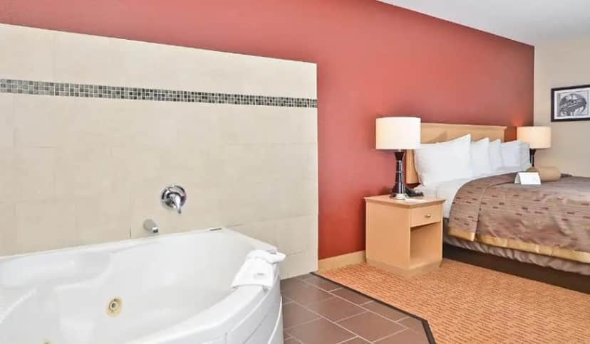 Clackamas Inn & Suites hotel photo 1 in Clackamas, Oregon