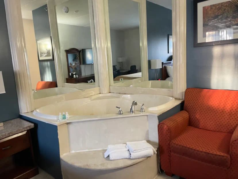 Hotels with jacuzzi in room in Kalamazoo
