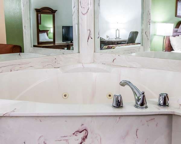 Jetted bathtub