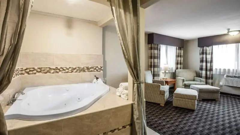 Hotels with jacuzzi in room in Renton