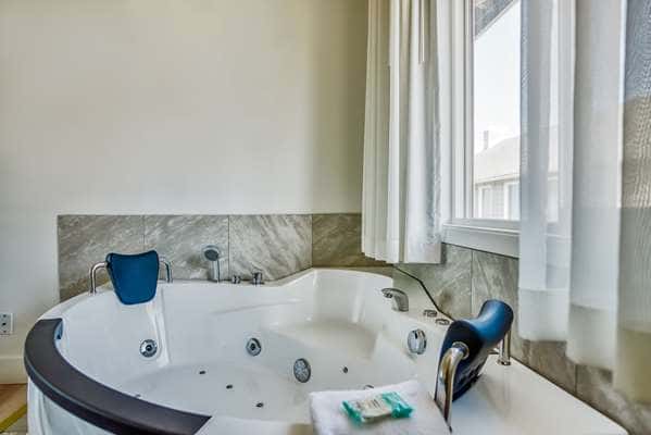 Jetted bathtub