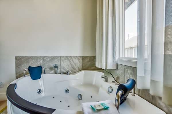 Hotels with jacuzzi in room in Depoe Bay