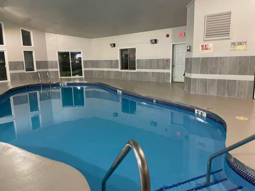 Clarion Pointe Tomah — pool