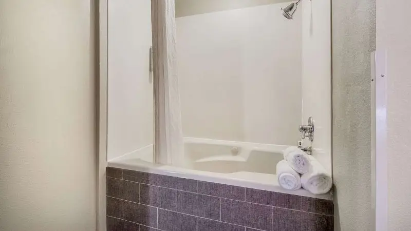 Hotels with jacuzzi in room in Wake Forest