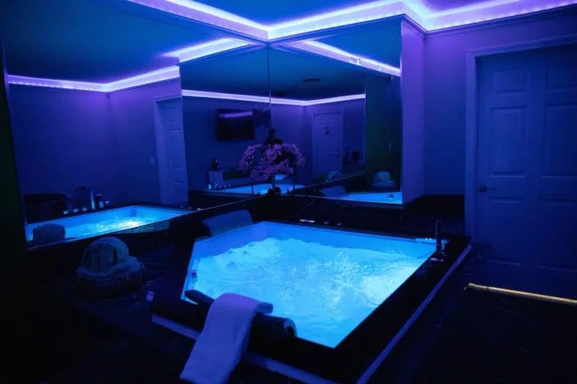 Hotels with jacuzzi in room in West Greenwich