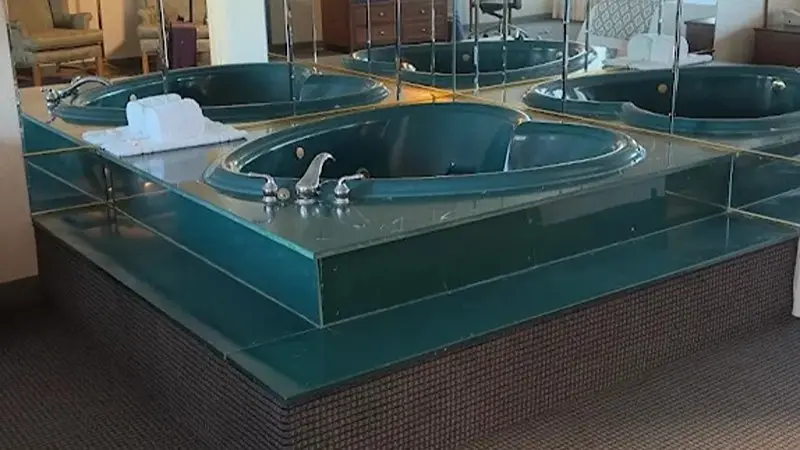 Hotels with jacuzzi in room in Clayton