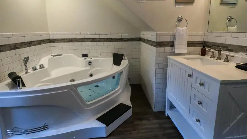 Hotels with jacuzzi in room in Georgetown