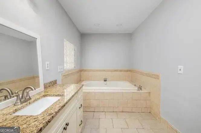 Hotels with jacuzzi in room in Loganville